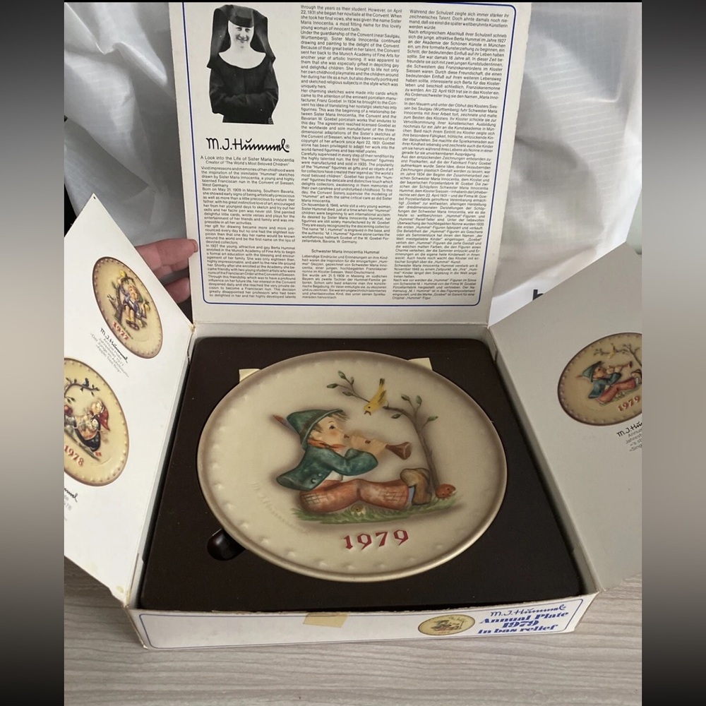 Goebel Hummel Plate - 1979 Singing Lesson, in original box NIB